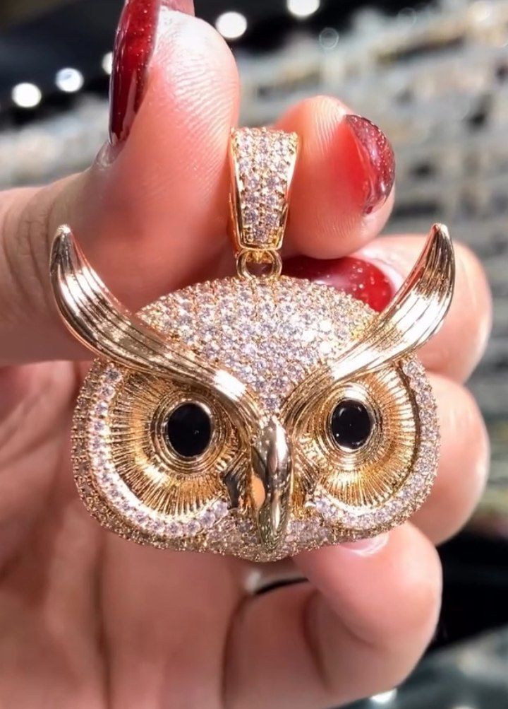 آویز تک ژوپینگ اورجینال مدل بوبو با طراحی جغد شاخدار، ترکیب تراش و نگین، اپلیکاتور نگین‌کاری‌شده و آبکاری طلایی