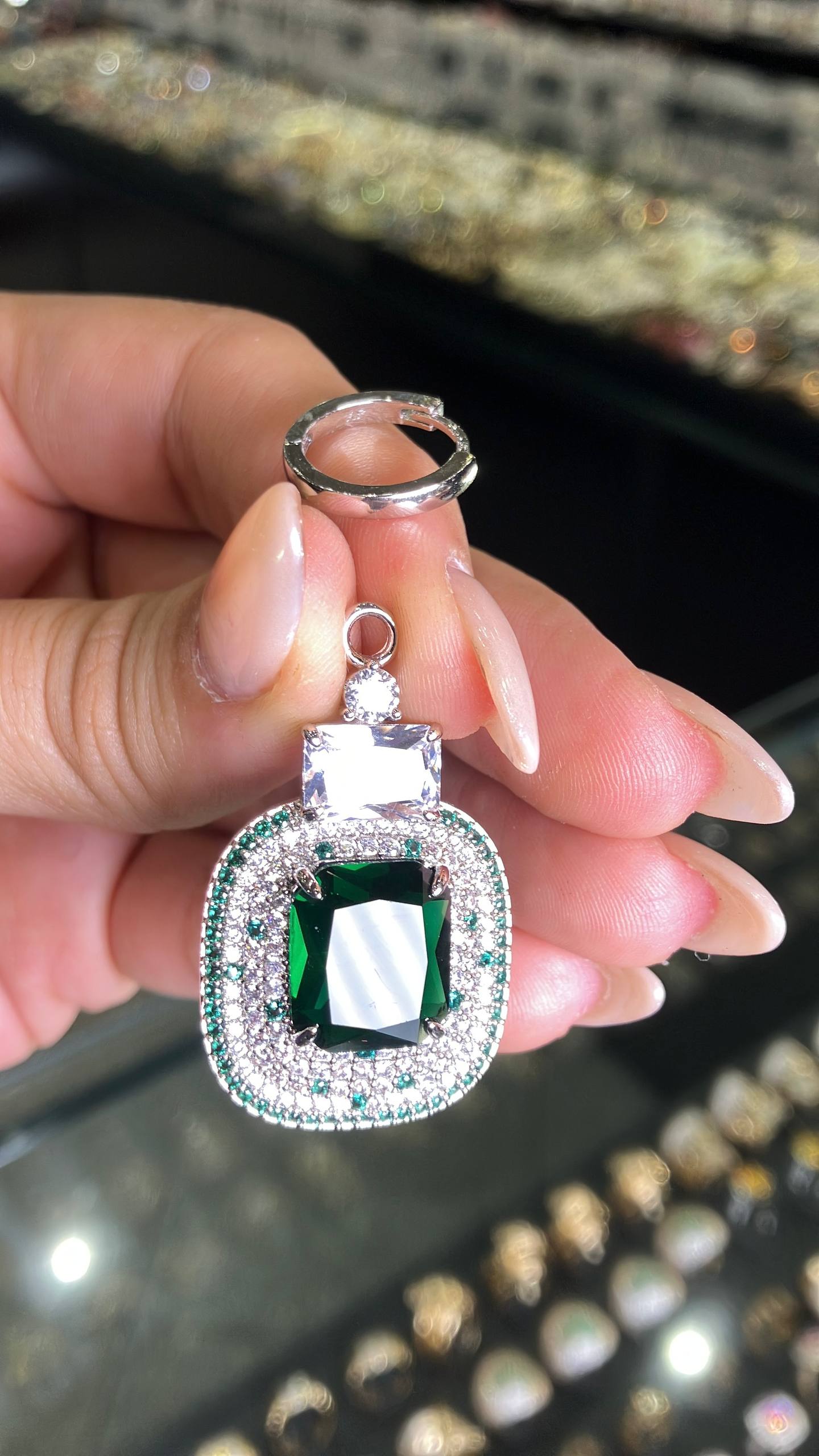 گوشواره مجلسی ژوپینگ مدل کلمبیایی با نگین زمردی سبز و آبکاری رودیوم