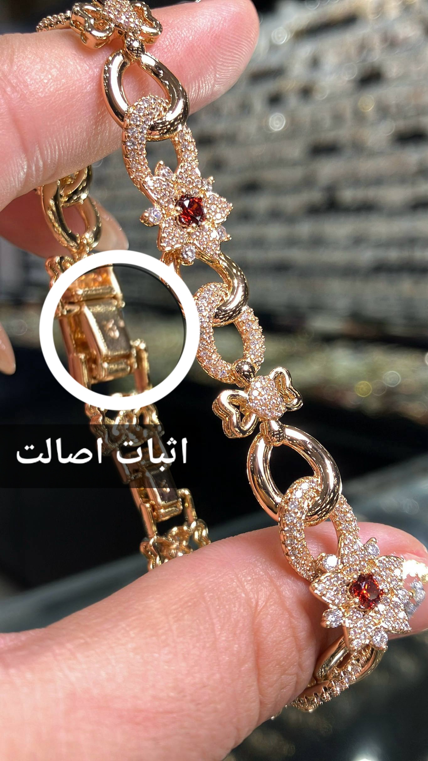 دستبند زنانه ژوپینگ مدل یاقوت سلطنتی با نگین قرمز و قفل کتابی طلایی - تصویر ۴
