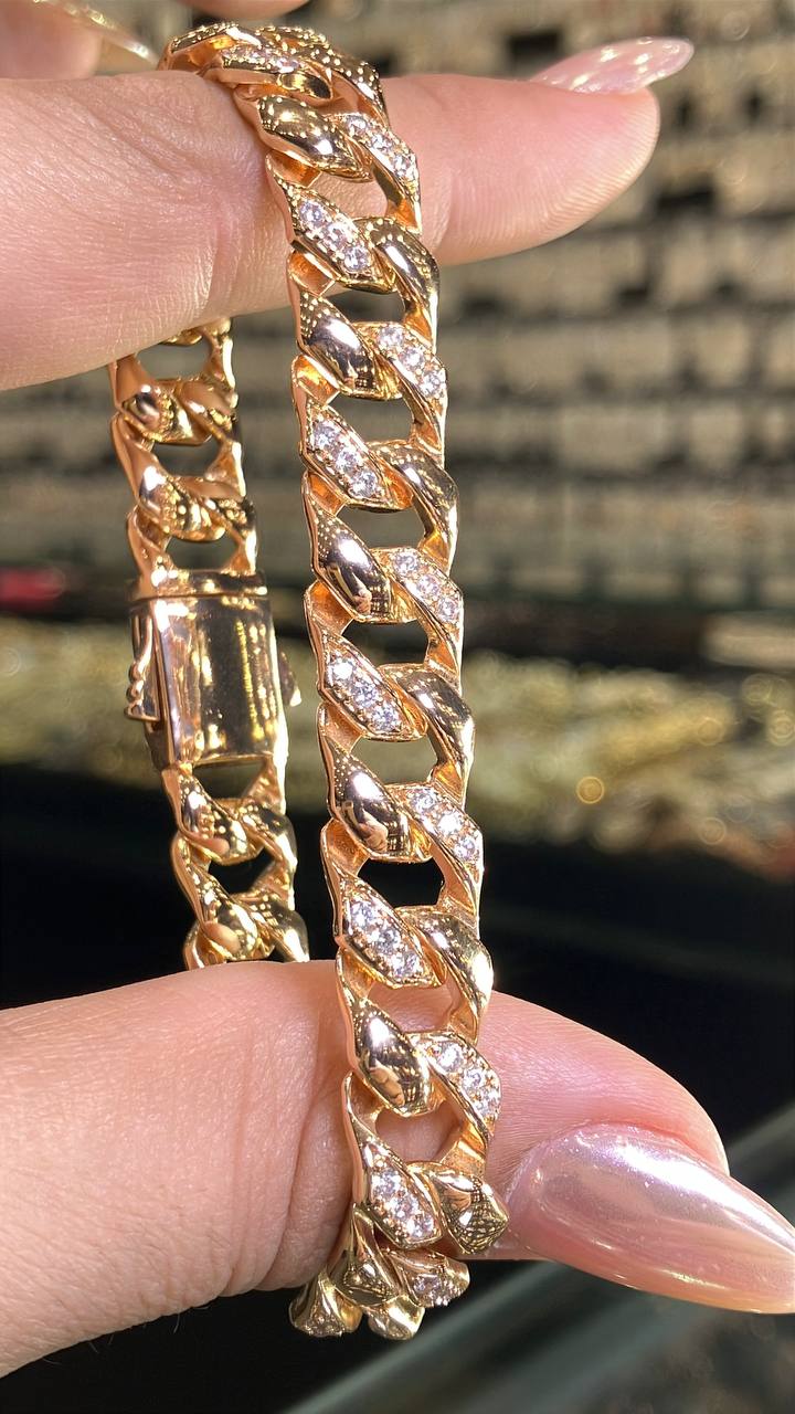 دستبند موناکویی ژوپینگ مدل کارتیه ژاپنی با آبکاری طلایی و نگینهای سفید - تصویر ۳