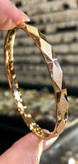 النگوی ژوپینگ اورجینال مدل سندی، طراحی هندسی با لوزیهای تراشدار در میان سطوح صیقلی براق، آبکاری طلایی، سایز ۳ مناسب دور مچ تا ۱۷ سانتیمتر