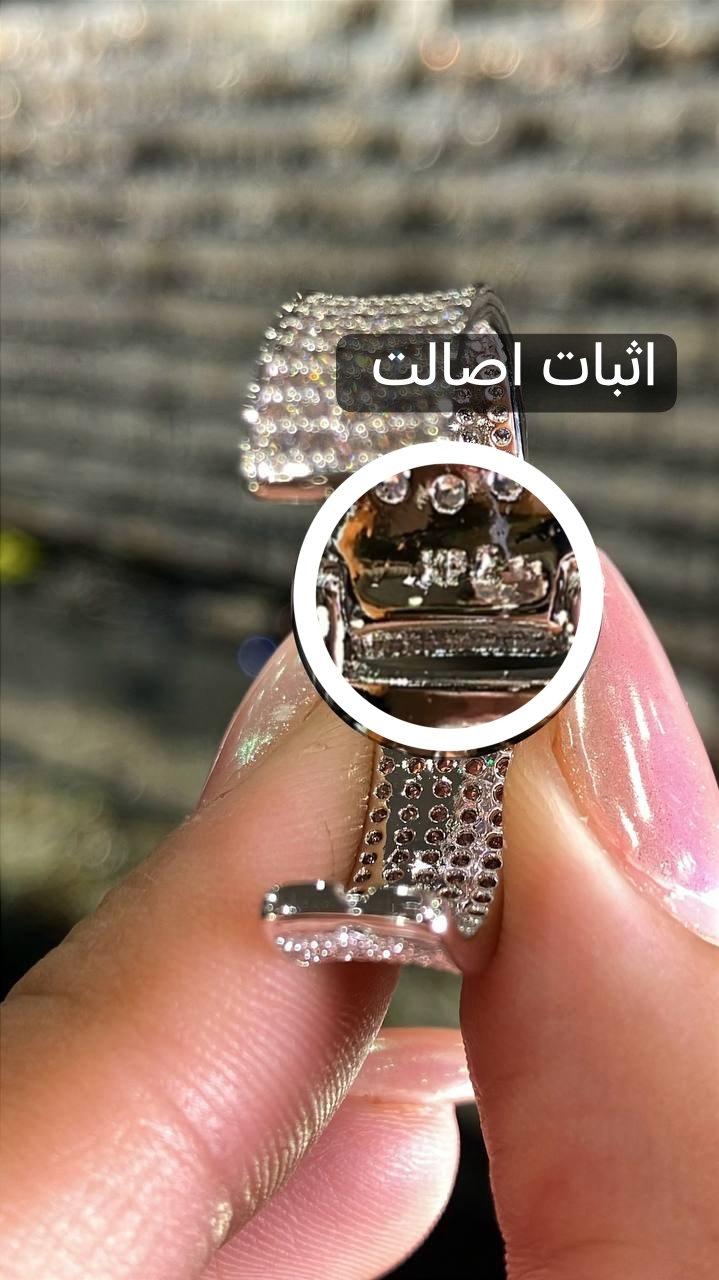 تصویر گوشواره ژوپینگ اورجینال مدل ساندرا با نمای حک لیزری ژوپینگ روی قفل و جزئیات فولنگین