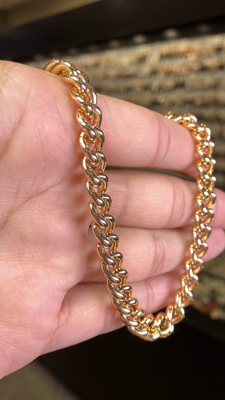 نمای جانبی زنجیر ژوپینگ اورجینال مدل کارتیه کلاسیک با نمایش بافت برجسته و حجم حلقههای درهمتنیده، طول ۵۰ سانتیمتر، پهنای ۶ میلیمتر و آبکاری طلایی