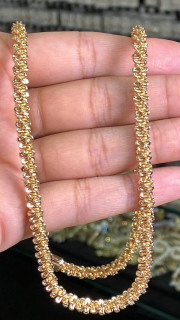 تصویر زنجیر ژوپینگ اورجینال مدل خاویاری در دست با بافت متراکم حلقهای و آبکاری طلایی براق