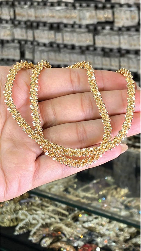 تصویر زنجیر ژوپینگ اورجینال مدل خاویاری در دست با نمایش بافت متراکم، حلقههای برجسته و آبکاری طلایی براق