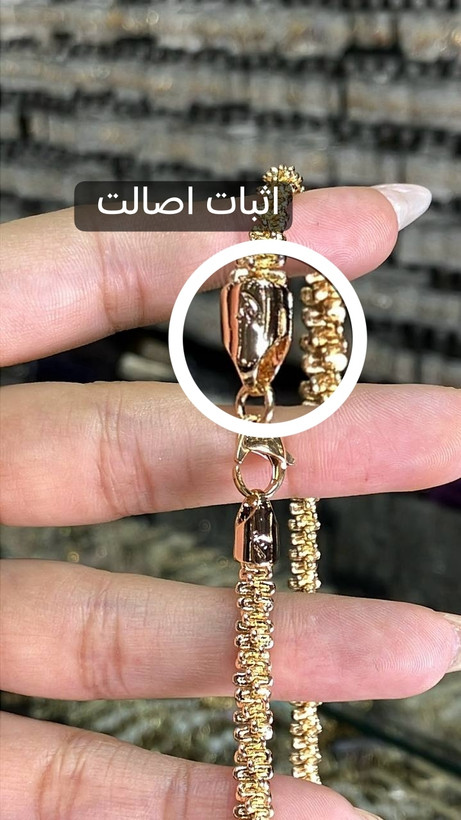 تصویر نمای نزدیک قفل زنجیر ژوپینگ اورجینال مدل خاویاری با حک نشان اصالت روی قفل و اتصالات طلایی