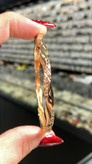 تصویر النگو ژوپینگ اورجینال مدل فیوژن با بدنه موجدار، تراشهای هندسی و سطح براق طلایی
