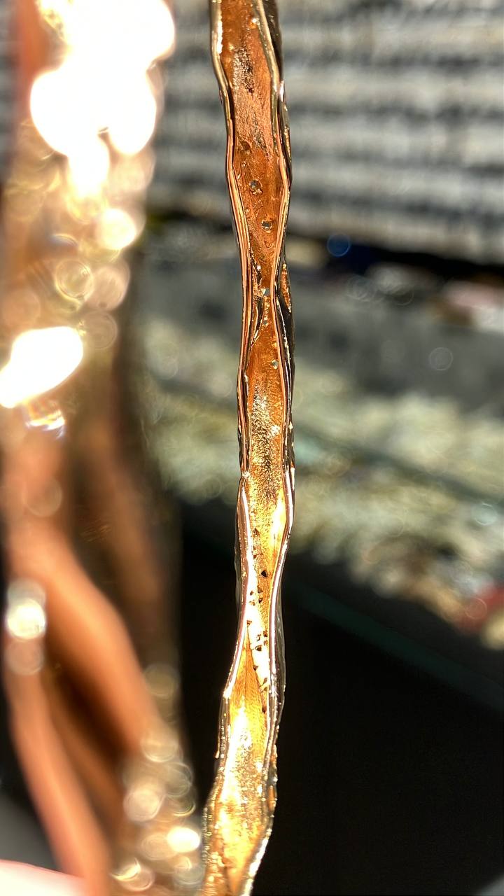 تصویر نمای داخل النگو ژوپینگ اورجینال مدل فیوژن با سطح داخلی طلایی و فرم موجدار بدنه
